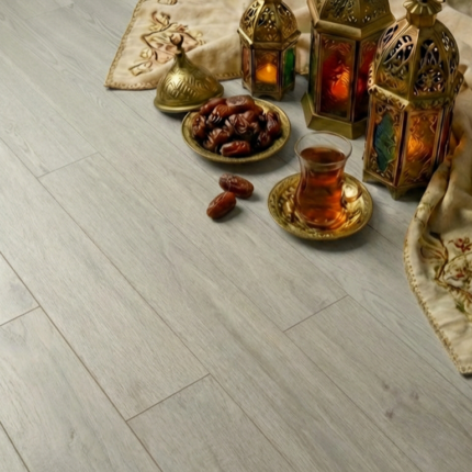 أرضيات SPC خشب كود 102 من شركة الطالب – تصميم طبيعي بأداء عالي